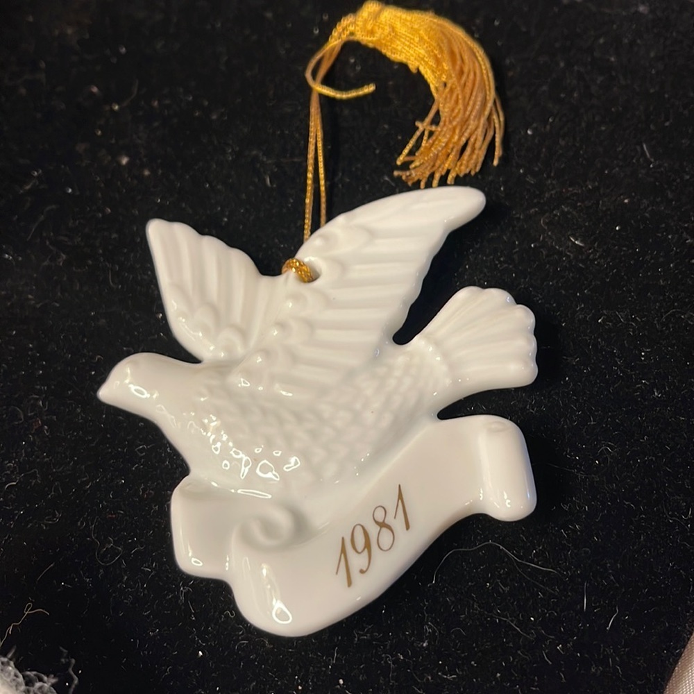 Avon Vintage 1981 Collectible Ceramic White/Gold Dove Ornament